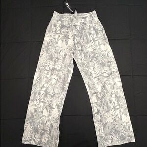 Women’s loose camo jogger pants